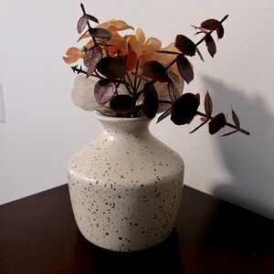 Threshold small vase with flowers